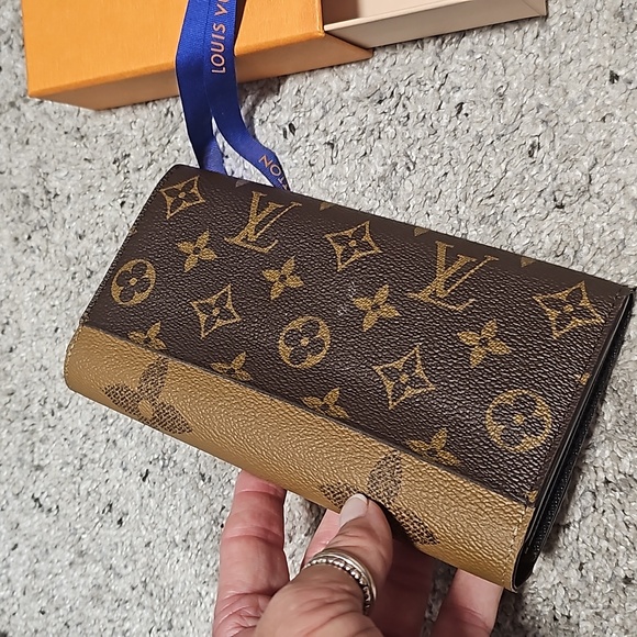 Authentic Louis Vuitton Sara wallet. - Picture 2 of 10